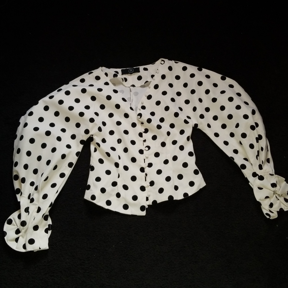 Polka dot blouse with puffy sleeve